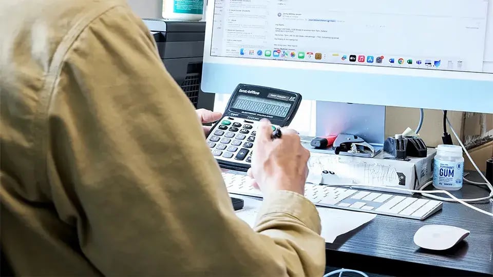 UniSeals-Computer-Working-960x540_