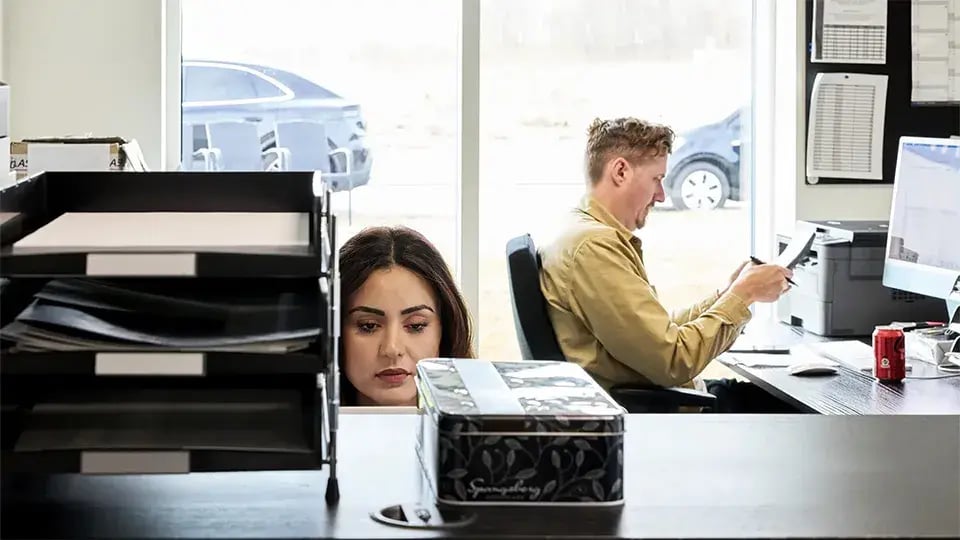 UniSeals-People-Computer-Working-Office-960x540_