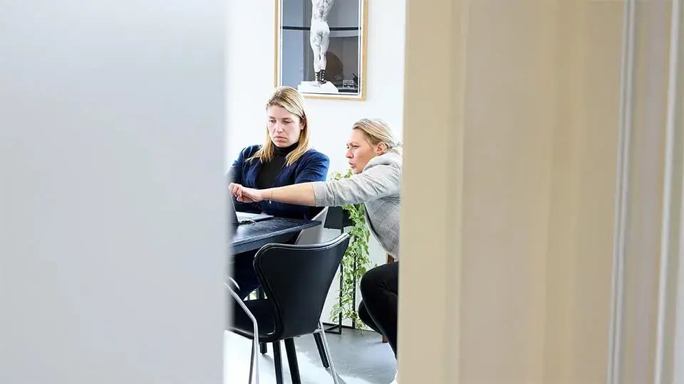 UniSeals-People-Computer-Working-Office-Meeting-960x540_