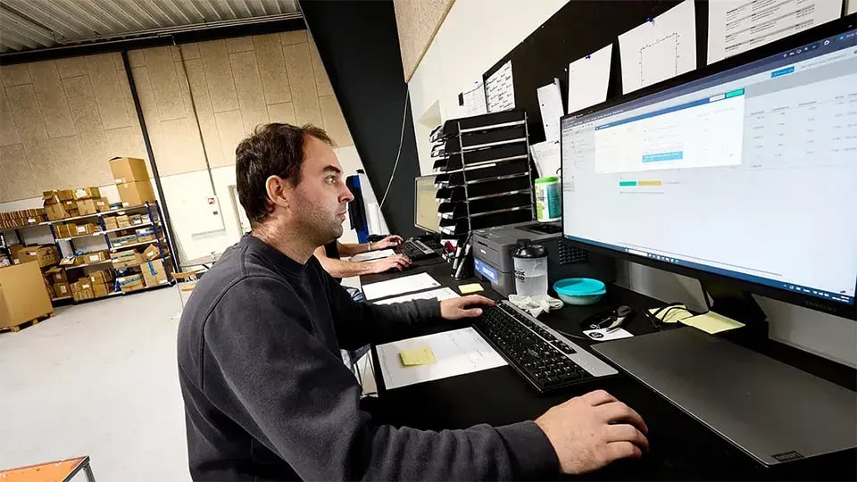 UniSeals-Working-Industrial-Warehouse-Storage-Computer-960x540_