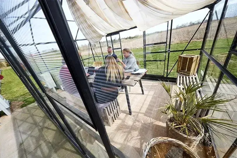 UniSeals-Working-Team-Meeting-960x540_2